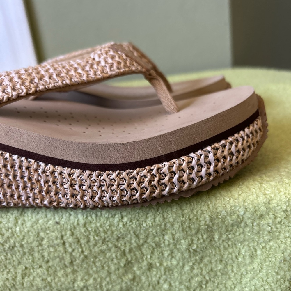 Volatile Women's Tan Wedge Sandals Sz 9 - Picture 3 of 12